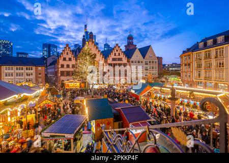 Blick auf den Weihnachtsmarkt auf dem Roemerberger Platz von oben in der Abenddämmerung, Frankfurt am Main, Hessen, Deutschland, Europa Stockfoto