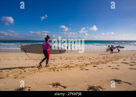 Blick auf Surfer am Strand und den Atlantischen Ozean, Corralejo Natural Park, Fuerteventura, Kanarische Inseln, Spanien, Atlantik, Europa Stockfoto