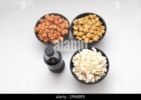 Aromatisiertes Popcorn: Natürlich, mit Chili und Karamell, eine Auswahl an Snacks mit Getränken, die für einen Film bereit sind Stockfoto