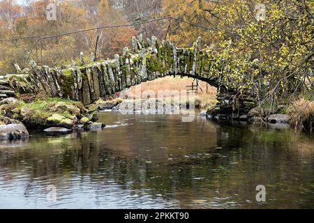 Slater-Brücke, alte steinerne Pack Pferd Brücke über Fluß Brathay in kleinen Langdale, Lake District, Cumbria, England, UK Stockfoto