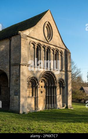 Normannische Architektur an der Westfront der Überreste von St. Leonard's Priory, Stamford, Lincolnshire, Großbritannien Stockfoto