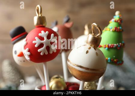 Leckere Weihnachtskuchen auf verschwommenem Hintergrund, Nahaufnahme Stockfoto