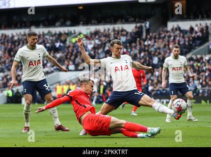 London, Großbritannien. 8. April 2023. Solly March of Brighton und Hove Albion kreuzen den Ball während des Premier League-Spiels im Tottenham Hotspur Stadium, London. Das Bild sollte lauten: Kieran Cleeves/Sportimage Credit: Sportimage/Alamy Live News Stockfoto