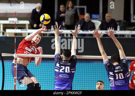 Taranto, Italien. 08. April 2023. PalaMazzola, Taranto, Italien, 08. April 2023, Hampus Ekstrand Prisma Taranto greift an. Während des Spiels am 5. Platz – Gioiella Prisma Taranto vs Top Volley Cisterna – Volleyball Italian Serie A Men SuperLeague Championship Credit: Live Media Publishing Group/Alamy Live News Stockfoto