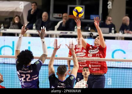 Taranto, Italien. 08. April 2023. PalaMazzola, Taranto, Italien, 08. April 2023, Charalampos Andreopoulos Prisma Taranto lob. Während des Spiels am 5. Platz – Gioiella Prisma Taranto vs Top Volley Cisterna – Volleyball Italian Serie A Men SuperLeague Championship Credit: Live Media Publishing Group/Alamy Live News Stockfoto