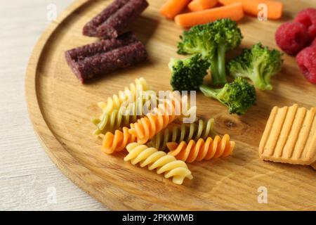 Holzbrett mit verschiedenen Fingerfood für Babys auf dem Tisch, Nahaufnahme Stockfoto