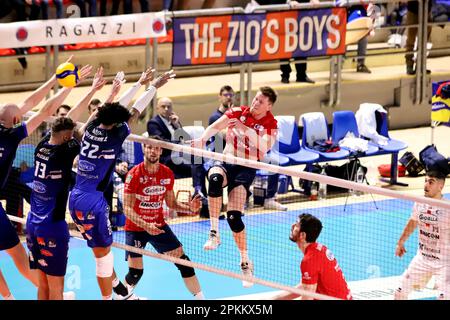 Taranto, Italien. 08. April 2023. Hampus Ekstrand Prisma Taranto greift an. Play Off 5. Place - Gioiella Prisma Taranto vs Top Volley Cisterna, Volleyball Italian Serie A Men SuperLeague Championship in Taranto, Italien, April 08 2023 Gutschrift: Independent Photo Agency/Alamy Live News Stockfoto