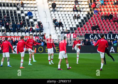 ALKMAAR – Spieler wärmen sich während des niederländischen Premier-League-Spiels zwischen AZ Alkmaar und Sparta Rotterdam am 8. April 2023 im AFAS-Stadion in Alkmaar, Niederlande, auf. ANP ED VAN DE POL Stockfoto