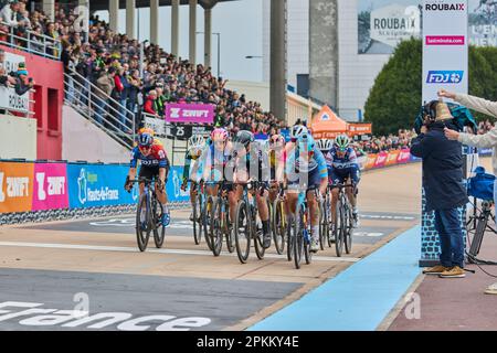 Paris Roubaix Femmes. Ausgabe 3. 8. April 2023 Gewinner Alison Jackson (TIB) CAN 3h42’56‘ 2. Katia Ragusa (LIV) ITA 3. Marthe Truyen (FED) BEL Stockfoto