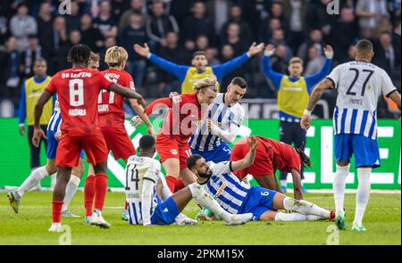 08. April 2023, Berlin: Fußball: Bundesliga, Hertha BSC - RB Leipzig, Spieltag 27, Olympiastadion. Emil Forsberg (5. von links) und Mohamed Simakan (2. von rechts) von RB Leipzig kämpfen um den Ball gegen Berlins Dodi Lukebakio (4. von links), Tolga Cigerci und Filip Uremovic (3. von rechts). Foto: Andreas Gora/dpa - WICHTIGER HINWEIS: Gemäß den Anforderungen der DFL Deutsche Fußball Liga und des DFB Deutscher Fußball-Bund ist es verboten, im Stadion aufgenommene Fotografien und/oder das Spiel in Form von Sequenzbildern und/oder videoähnlichen Fotoserien zu verwenden oder verwenden zu lassen. Stockfoto