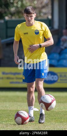 Warrington, Cheshire, England. 8. April 2023 Warringtons Connor Woods wärmt sich auf, während der Warrington Town Football Club V Aston United Football Club im Cantilever Park im Cantilever Park in der Northern Premier League Premier Division stattfindet. (Bild: ©Cody Froggatt/Alamy Live News) Stockfoto