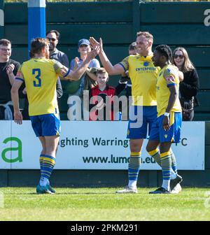 Warrington, Cheshire, England. 8. April 2023 Warrington feiert Josh Amis Eröffnungstor im Warrington Town Football Club V Aston United Football Club im Cantilever Park im Cantilever Park in der Northern Premier League Premier Division. (Bild: ©Cody Froggatt/Alamy Live News) Stockfoto