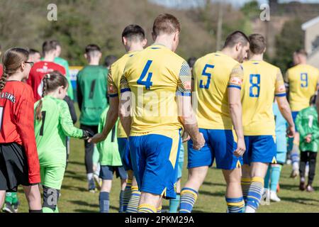 Warrington, Cheshire, England. 8. April 2023 Warrington Town tritt vor dem Anstoß beim Warrington Town Football Club V Aston United Football Club im Cantilever Park im Cantilever Park in der Northern Premier League Premier Division auf. (Bild: ©Cody Froggatt/Alamy Live News) Stockfoto