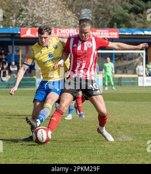 Warrington, Cheshire, England. 8. April 2023 Warringtons Connor Woods und Ashtons Nathan Lowe kämpfen um den Ball, während der Warrington Town Football Club V Aston United Football Club im Cantilever Park im Cantilever Park in der Northern Premier League Premier Division. (Bild: ©Cody Froggatt/Alamy Live News) Stockfoto