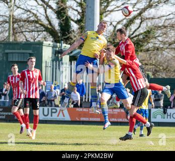 Warrington, Cheshire, England. 8. April 2023 Warringtons Josh Amis kämpft mit einem Kopfball um den Ball, während der Warrington Town Football Club V Aston United Football Club im Cantilever Park im Cantilever Park in der Northern Premier League Premier Division spielt. (Bild: ©Cody Froggatt/Alamy Live News) Stockfoto