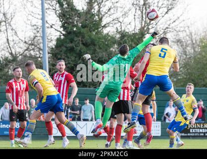 Warrington, Cheshire, England. 8. April 2023 Ashton Torwart Tom Scott schlägt den Ball beim Warrington Town Football Club V Aston United Football Club im Cantilever Park im Cantilever Park in der Northern Premier League Premier Division. (Bild: ©Cody Froggatt/Alamy Live News) Stockfoto