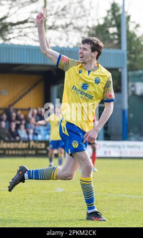 Warrington, Cheshire, England. 8. April 2023 Der Luke Duffy von Warrington feiert sein Tor im Warrington Town Football Club V Aston United Football Club im Cantilever Park im Cantilever Park in der Northern Premier League Premier Division. (Bild: ©Cody Froggatt/Alamy Live News) Stockfoto