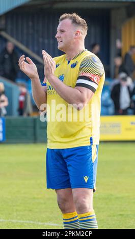 Warrington, Cheshire, England. 8. April 2023 Der Josh Amis von Warrington klatscht im Warrington Town Football Club V Aston United Football Club im Cantilever Park im Cantilever Park in der Northern Premier League Premier Division in Vollzeit auf Fans. (Bild: ©Cody Froggatt/Alamy Live News) Stockfoto