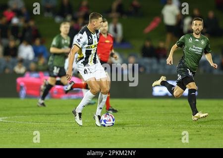 8. April 2023; Campbelltown Stadium, Sydney, NSW, Australien: A-League Fußball, MacArthur FC gegen Western Sydney Wanderers; Ollie Jones vom MacArthur FC kontrolliert den Ball im Mittelfeld Stockfoto