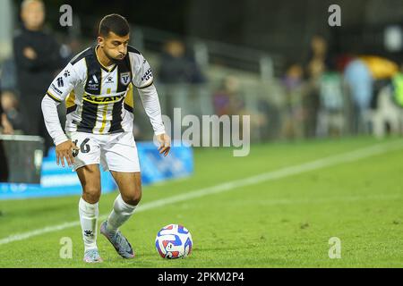 8. April 2023; Campbelltown Stadium, Sydney, NSW, Australien: A-League Fußball, MacArthur FC gegen Western Sydney Wanderers; Ali Auglah vom MacArthur FC kontrolliert den Ball in der Nähe der Seitenlinie Stockfoto