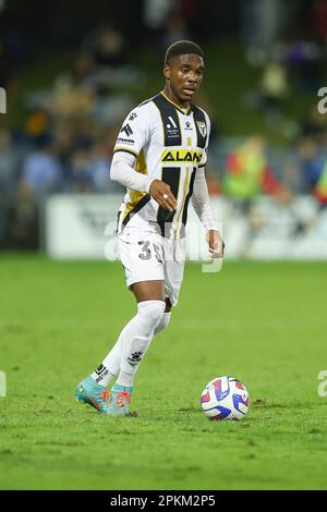 8. April 2023; Campbelltown Stadium, Sydney, NSW, Australien: A-League Fußball, MacArthur FC gegen Western Sydney Wanderers; Alhassan Toure vom MacArthur FC kontrolliert den Ball Stockfoto