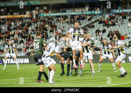 8. April 2023; Campbelltown Stadium, Sydney, NSW, Australien: A-League Fußball, MacArthur FC gegen Western Sydney Wanderers; MacArthur FC verteidigt eine Ecke Stockfoto