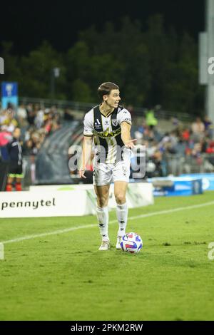 8. April 2023; Campbelltown Stadium, Sydney, NSW, Australien: A-League Fußball, MacArthur FC gegen Western Sydney Wanderers; Jake McGing vom MacArthur FC gibt seinem Teamkollegen Anweisungen Stockfoto