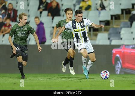 8. April 2023; Campbelltown Stadium, Sydney, NSW, Australien: A-League Fußball, MacArthur FC gegen Western Sydney Wanderers; Matthew Millar vom MacArthur FC durchbricht die Verteidigung der Wanderers Stockfoto