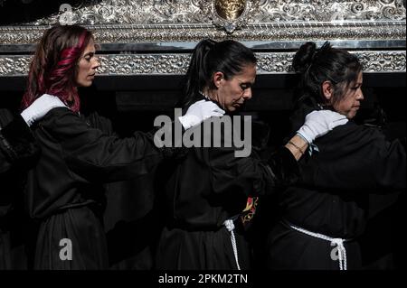 Madrid, Spanien. 08. April 2023. Frauen tragen die Figur von La Soledad zur Osterprozession am Samstag. Kredit: Marcos del Mazo/Alamy Live News Stockfoto