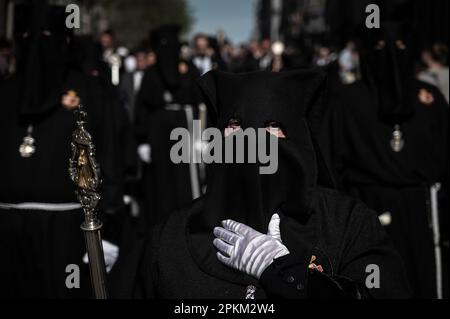 Madrid, Spanien. 08. April 2023. Nachtruhe werden während der Osterprozession am Samstag in La Soledad gesehen. Kredit: Marcos del Mazo/Alamy Live News Stockfoto