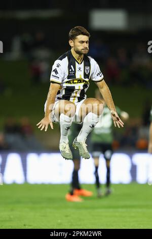 8. April 2023; Campbelltown Stadium, Sydney, NSW, Australien: A-League Fußball, MacArthur FC gegen Western Sydney Wanderers; Ivan Vujica vom MacArthur FC streckt sich vor Spielbeginn Stockfoto