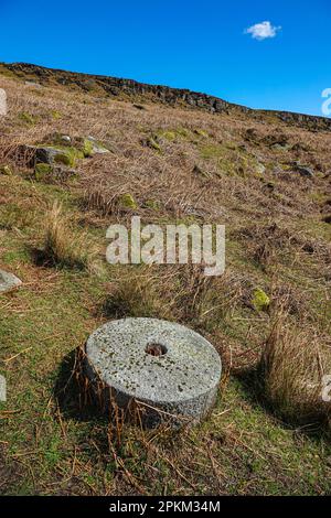 Alte verlassene Mühlsteine in Stanage Edge, einer Gritstone-Klippe im Peak District, Derbyshire, England, Großbritannien Stockfoto