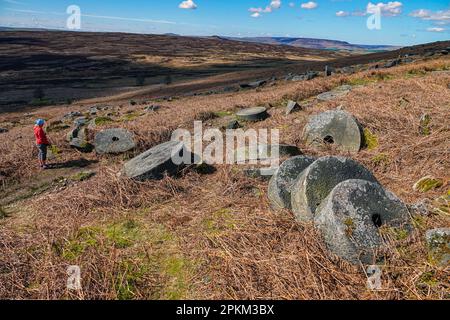Alte verlassene Mühlsteine in Stanage Edge, einer Gritstone-Klippe im Peak District, Derbyshire, England, Großbritannien Stockfoto