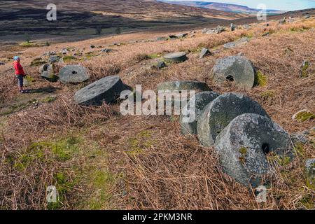 Alte verlassene Mühlsteine in Stanage Edge, einer Gritstone-Klippe im Peak District, Derbyshire, England, Großbritannien Stockfoto