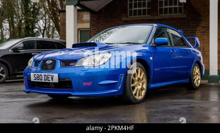 2006 Subaru Impreza WRX STI, ausgestellt auf der Motorsport Assembly, die am 26. März 2023 im Bicester Heritage Centre stattfindet. Stockfoto