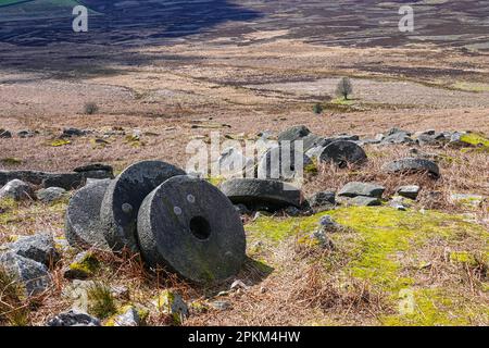 Alte verlassene Mühlsteine in Stanage Edge, einer Gritstone-Klippe im Peak District, Derbyshire, England, Großbritannien Stockfoto