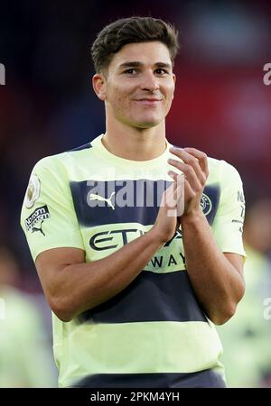 Julian Alvarez von Manchester City applaudiert den Fans nach dem Spiel der Premier League im St. Mary's Stadium in Southampton. Foto: Samstag, 8. April 2023. Stockfoto