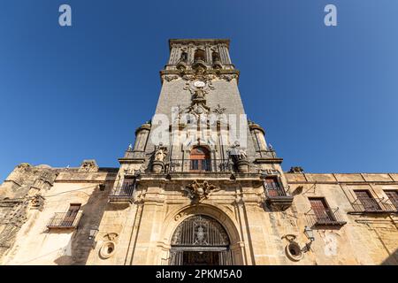 Arcos de la Frontera, Spanien. Renaissance-Fassade und Turm der Iglesia de Nuestra Senora de la Asuncion (Kirche der Mariä Himmelfahrt) Stockfoto