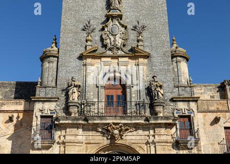 Arcos de la Frontera, Spanien. Renaissance-Fassade und Turm der Iglesia de Nuestra Senora de la Asuncion (Kirche der Mariä Himmelfahrt) Stockfoto