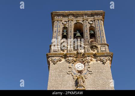 Arcos de la Frontera, Spanien. Renaissance-Fassade und Turm der Iglesia de Nuestra Senora de la Asuncion (Kirche der Mariä Himmelfahrt) Stockfoto