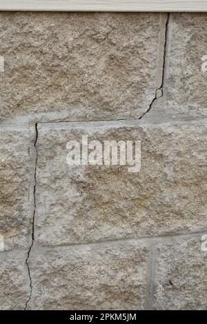 Risse in einem Betonsteinfundament, das repariert werden muss Stockfoto
