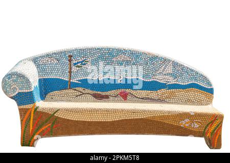 Freistehende Statue einer Steinbank mit bunten Steinmotiven Stockfoto