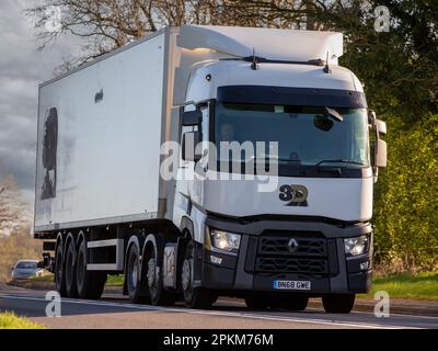 Bicester, Oxon, Großbritannien - April 7. 2023. 2018 RENAULT LKW DES MODELLS T Lkw, die auf einer englischen Landstraße fahren Stockfoto