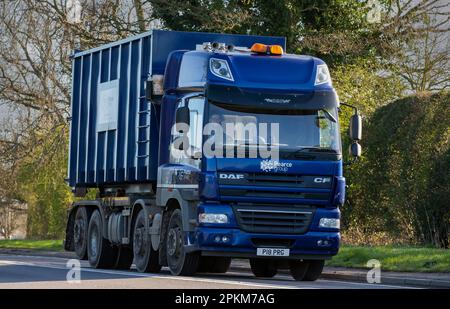 Bicester, Oxon, Großbritannien - April 7. 2023. 2013 DAF-LKW FAXEN CF 8X2 Lkw, die auf einer englischen Landstraße unterwegs sind Stockfoto