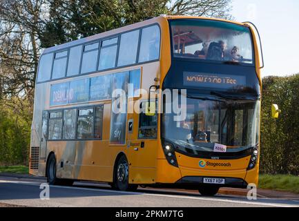 Bicester, Oxon, Großbritannien - April 7. 2023. 2017 ALEXANDER DENNIS 6700 cm3, gelber Stagecoach X5 Bus Stockfoto