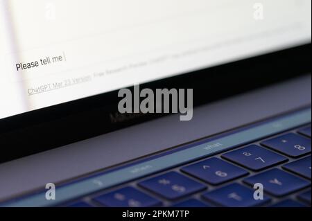 New york, USA - 7. April 2023: Chatting with ChatGPT OpenAI menu on Laptop Screen Nahaufnahme Stockfoto
