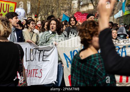 Paris, Frankreich. 06. April 2023. Während der Demonstration gegen die Rentenreform singen Demonstranten mit Spruchworten. Elfter Tag der Proteste gegen die neue Rentenreform der Regierung Macron, verabschiedet von Elizabeth durch Artikel 49,3 der französischen Verfassung. In Paris marschierten etwa 400.000 Menschen zwischen Invalides und Place d'Italie, mit riesigen Zusammenstößen mit der Polizei unterwegs. (Foto: Telmo Pinto/SOPA Images/Sipa USA) Guthaben: SIPA USA/Alamy Live News Stockfoto