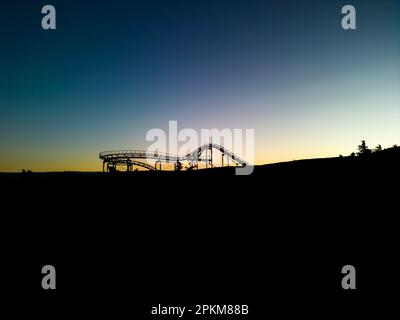 Achterbahn im Mtatsminda Park in Tiflis, Georgia Stockfoto