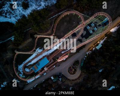 Eine Achterbahn im Mtatsminda Park in Tiflis, Georgia, aus der Vogelperspektive Stockfoto