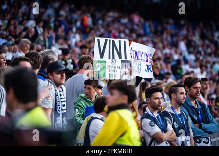 Madrid, Spanien. 08. April 2023. Vinicius-Fans während des Fußballspiels zwischen Real Madrid und Villareal, gültig für den Spieltag 28 der spanischen Liga der ersten Division â&#x80;&#x9c;La Ligaâ&#x80;&#x9d; gefeiert in Madrid, Spanien, im Bernabeu Stadion am Samstag, den 08. April 2023. Gutschrift: Independent Photo Agency/Alamy Live News Stockfoto